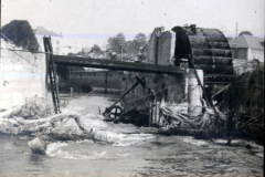 Zerstörte Brücke mit provisorischer Holzkonstruktion im Ersten Weltkrieg