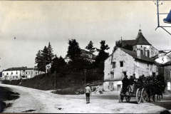 Dorfstraße mit Kirche und Pferdefuhrwerk im Ersten Weltkrieg