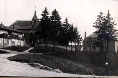 Französische Ortschaft mit Kirche und Wohngebäuden während des Ersten Weltkriegs
