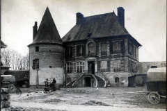 Französisches Schloss mit rundem Turm und deutscher Militärnutzung im Ersten Weltkrieg