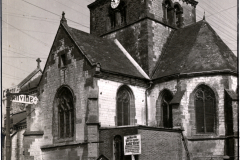 Kirche mit Glockenturm und deutschen Soldaten im besetzten französischen Ort