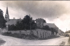 Französische Ortschaft mit Kirche und Steinmauer während des Ersten Weltkriegs