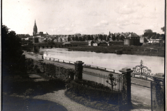 Ortschaft mit Kirche und Fluss während des Ersten Weltkriegs