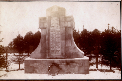 Kriegerdenkmal mit Namenstafeln im Winter, Erster Weltkrieg
