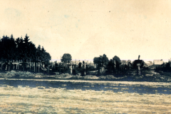 Französischer Soldatenfriedhof mit Holzkreuzen und Grabsteinen im Ersten Weltkrieg