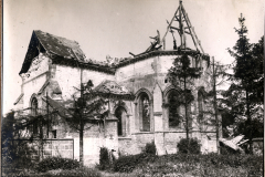 Zerstörte Kirche mit beschädigtem Dach und Glockenturm im Ersten Weltkrieg