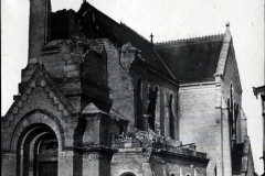 Zerstörte Kirche mit beschädigtem Turm und Mauerwerk im Ersten Weltkrieg