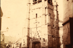 Beschädigte Kirche mit Glockenturm in französischem Dorf während des Ersten Weltkriegs