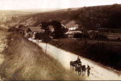 Pferdegespann auf Landstraße bei Amagne-Lucquy mit Blick auf Armee-Kraftwagen-Instandsetzung Park 3