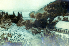 Soldat in verschneiter Landschaft mit Geb?uden im Hintergrund w?hrend des Ersten Weltkriegs