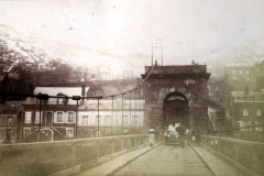 Steinbrücke mit Torturm und Wohngebäuden während des Ersten Weltkriegs