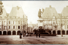 Französischer Marktplatz mit Denkmal und Arkadenhäusern während des Ersten Weltkriegs