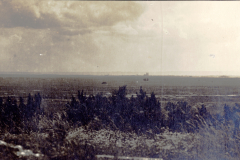 Panoramaaufnahme einer verwüsteten Landschaft mit Granattrichtern im Ersten Weltkrieg