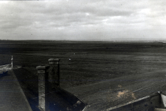 Panoramablick über die Landschaft bei Amagne-Lucquy mit Schornsteinen im Vordergrund