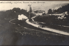 Granateinschläge auf einer Straße an der Somme im Ersten Weltkrieg