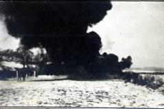 Explosion mit gro?er Rauchwolke in verschneiter Winterlandschaft