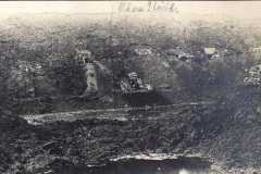 Eingesunkener Abschlepp-LKW in Granattrichter an der Westfront