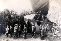 Abgeschossener deutscher Zeppelin mit Soldaten und Offizieren an der Absturzstelle