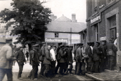 Deutsche Soldaten vor der Feldbuchhandlung und Marketenderei im Ersten Weltkrieg