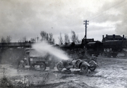 Dampflokomotive und Kraftfahrzeuge im Armee-Kraftwagen-Instandsetzung Park 3