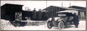 Offiziere und Kraftfahrzeug im Winter vor Werkstattgebäuden des Armee-Kraftwagen-Instandsetzung Park 3