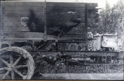 Zerstörter Eisenbahnwaggon mit Reichsadler-Wappen im Armee-Kraftwagen-Instandsetzung Park 3