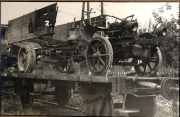 Zerstörte Lastkraftwagen auf Eisenbahnwaggon im Armee-Kraftwagen-Instandsetzung Park 3