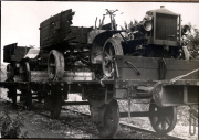 Zerstörte Lastkraftwagen auf Eisenbahnwaggon im Armee-Kraftwagen-Instandsetzung Park 3