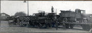 Verladung von Kraftfahrzeugen auf Eisenbahnwaggons im Armee-Kraftwagen-Instandsetzungspark 3