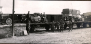 Verladung von Kraftfahrzeugen auf Eisenbahnwaggons im Armee-Kraftwagen-Instandsetzungspark 3