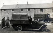 Militärlastwagen im Innenhof des Armee-Kraftwagen-Instandsetzung Parks 3 in Amagne-Lucquy
