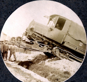Entgleiste Benzollokomotive im Armee-Kraftwagen-Instandsetzungspark 3