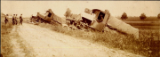 Eisenbahnunglück mit entgleisten Waggons und Lokomotive im Ersten Weltkrieg