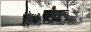 Deutsche Soldaten bei Fahrzeugkontrolle an Militärlastwagen des Armee-Kraftwagen-Instandsetzung Park 3