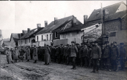 Parade deutscher Soldaten auf dem Dorfplatz von Amagne-Lucquy während des Ersten Weltkriegs