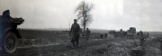 Deutsche Soldaten mit Kraftfahrzeugen auf schlammiger Straße im Ersten Weltkrieg