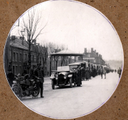 Militärische Fahrzeugkolonne im Winter vor dem Bahnhof Amagne-Lucquy