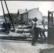 Verladung von Säcken auf Eisenbahnwaggon im Armee-Kraftwagen-Instandsetzung Park 3