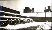 Winterszene im Armee-Kraftwagen-Instandsetzungspark 3 mit Eisenbahnanschluss und Industriegebäuden