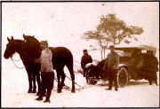 Pferde und Kraftwagen im Winter bei der Armee-Kraftwagen-Instandsetzung Park 3