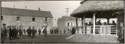Deutsche Soldaten auf dem Dorfplatz von Amagne-Lucquy beim Armee-Kraftwagen-Instandsetzung Park 3