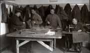 Deutsche Soldaten bei der Uniformreparatur im Kleidermagazin des Armee-Kraftwagen-Instandsetzung Parks 3