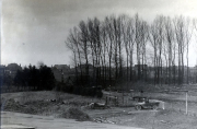 Ortschaft mit Kraftfahrzeug und Baustelle im Armee-Kraftwagen-Instandsetzung Park 3
