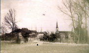 Dorfansicht mit Kirche und Pferdefuhrwerk im Ersten Weltkrieg