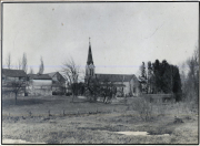 Dorfansicht mit Kirche und Wohngebäuden im Ersten Weltkrieg