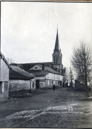 Kriegsbeschädigte Kirche und Häuser in französischem Dorf während des Ersten Weltkriegs