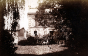 Soldaten in einem Garten vor einem französischen Steingebäude während des Ersten Weltkriegs