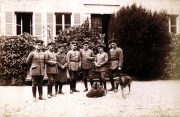 Deutsche Soldaten mit Hunden vor französischem Wohnhaus im Armee-Kraftwagen-Instandsetzung Park 3