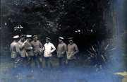 Deutsche Offiziere in Uniformen bei Besprechung im Freien während des Ersten Weltkriegs