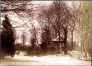 Winterlandschaft mit schneebedeckten Bäumen und Weg im Bereich des Armee-Kraftwagen-Instandsetzung Parks 3